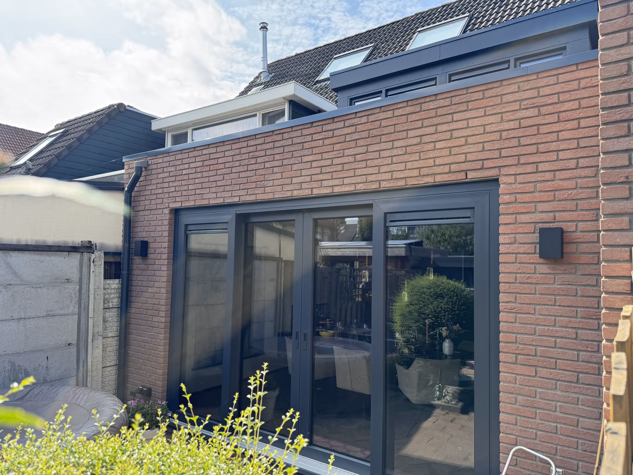Vakman van HR Huis Renovatie aan het werk bij een uitbouw